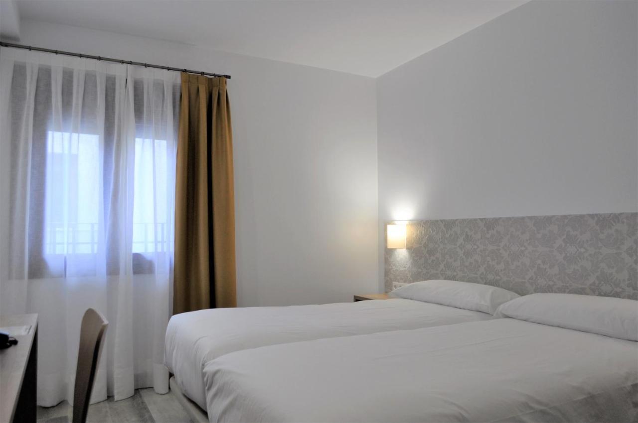 Hostal Restaurante Villa De Brihuega Bagian luar foto