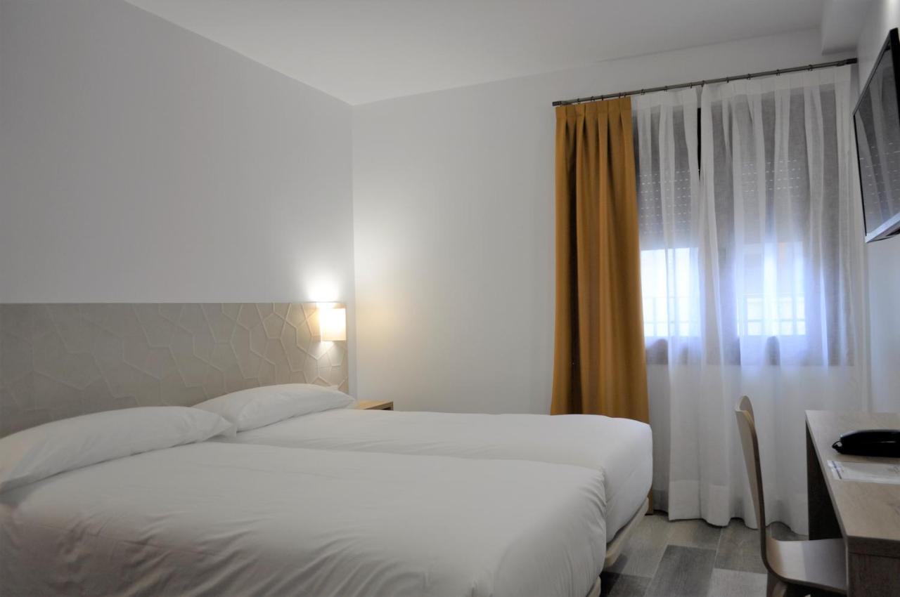 Hostal Restaurante Villa De Brihuega Bagian luar foto
